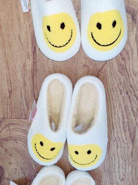 Lot X3 Pair Of Women's Smiley Slippers Small Size 5 / 6